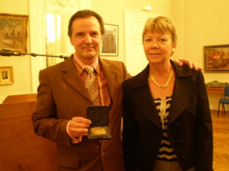 Charles Carson reçoit la médaille d’honneur de la ville de Sées, des mains de Lydia Fayel 2007 